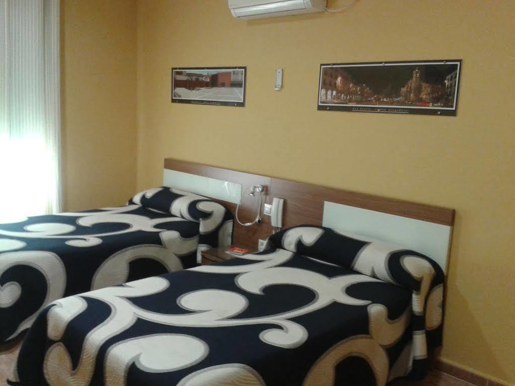 Hostal Restaurante El Paraiso ดอน เบนิโต ภายนอก รูปภาพ